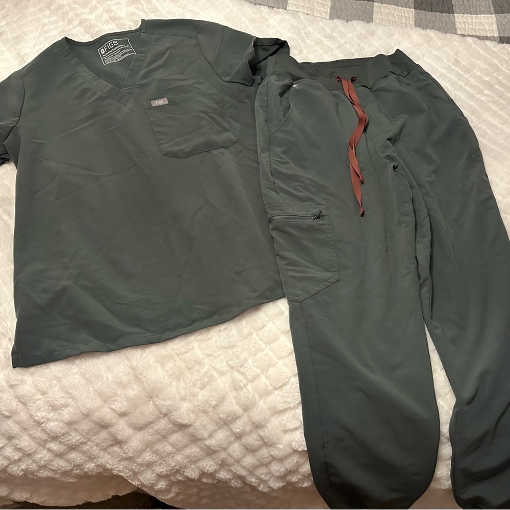 FIGS Zamora Jogger and One pocket top in the color Bonsai Size Small Set